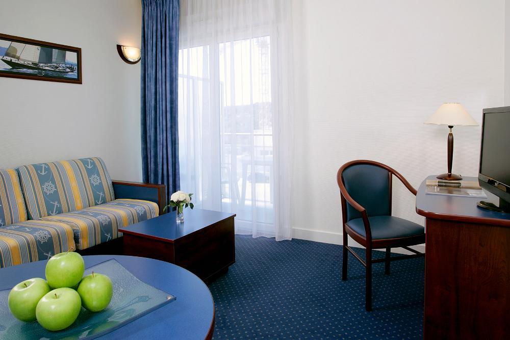 Terres De France - Appart'Hotel Ла-Рош-Позе Экстерьер фото